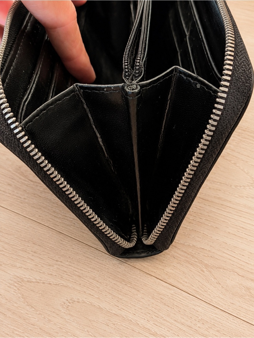Calvin Klein Jeans Black Zip Around Wallet - Picture 5 of 5